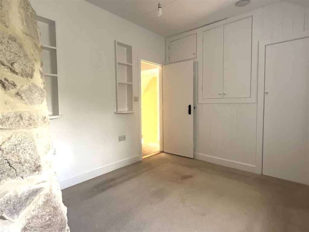 Lot: 138 - WELL PRESENTED DETACHED TWO-BEDROOM CHARACTERFUL COTTAGE WITH GARDENS AND PARKING - Bedroom two
